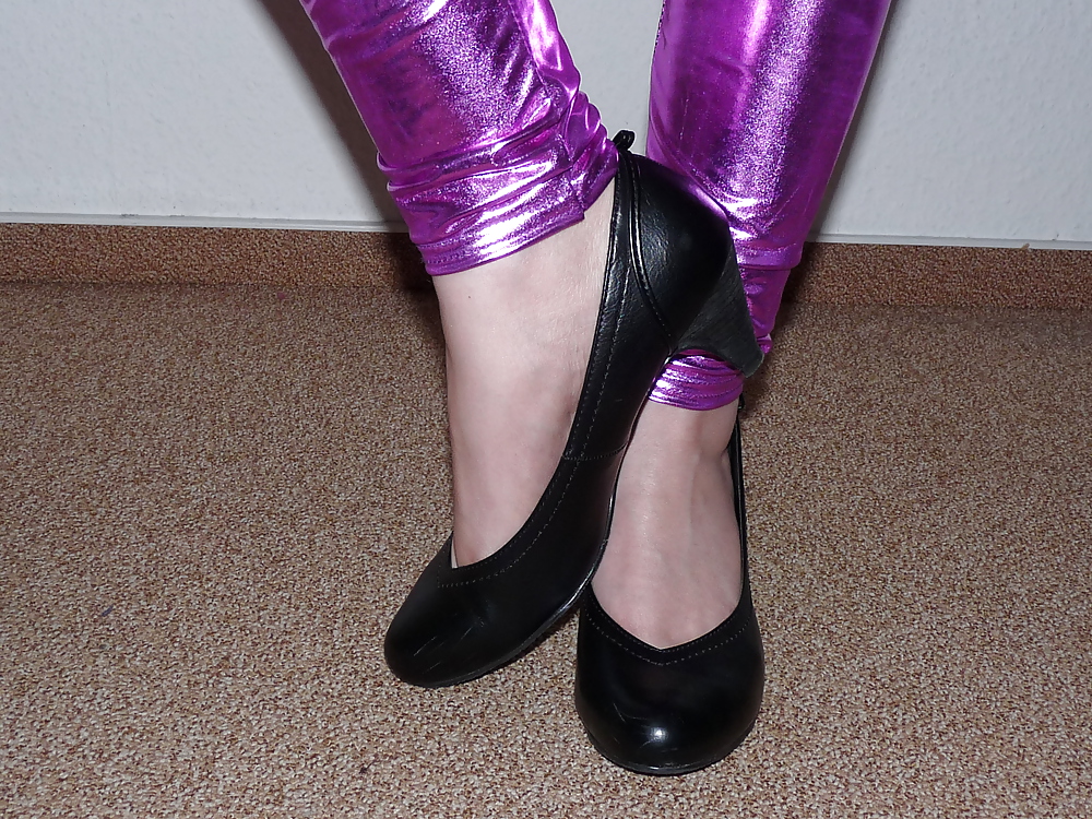 Esposas zapatos de tacón de color rosa dedos de los pies púrpura leggins
 #18726512
