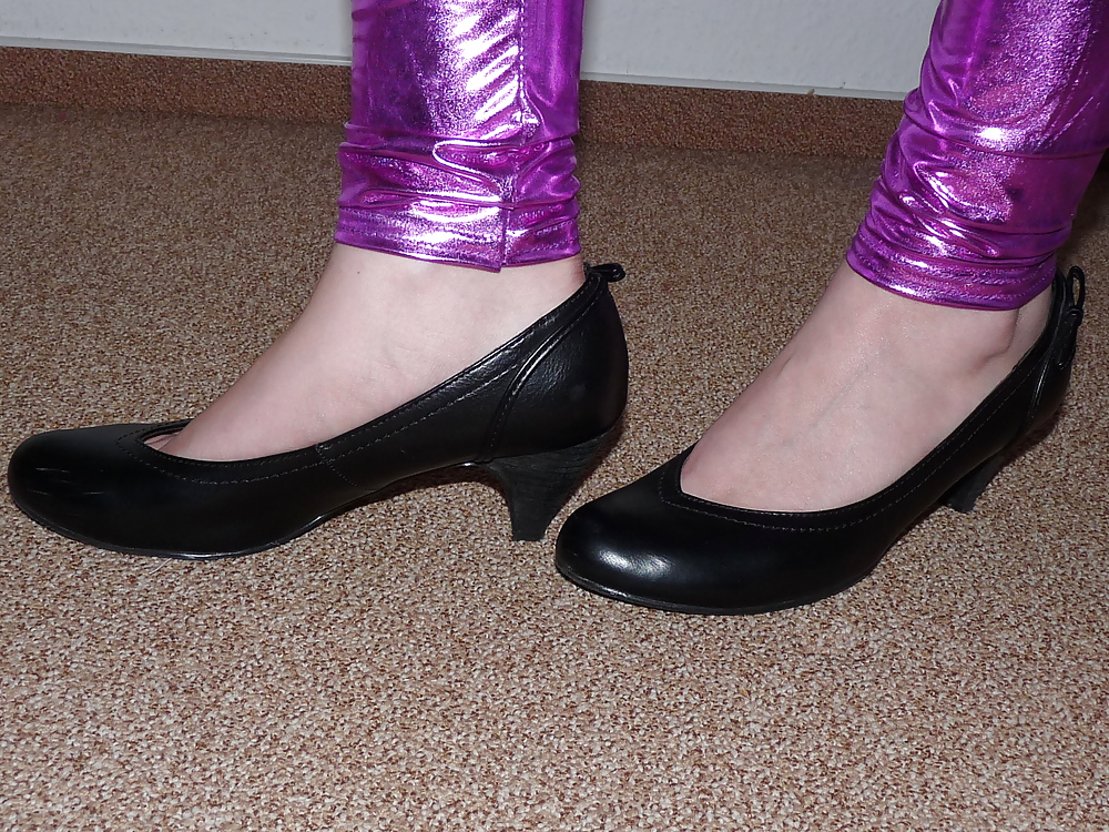 妻の靴のかかとのピンクのつま先の紫のレギンス
 #18726523