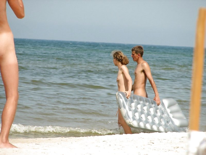 Divertimento sulla spiaggia nudista
 #2458617