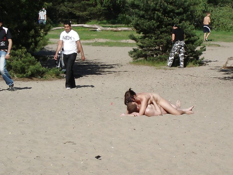 Divertimento sulla spiaggia nudista
 #2458787
