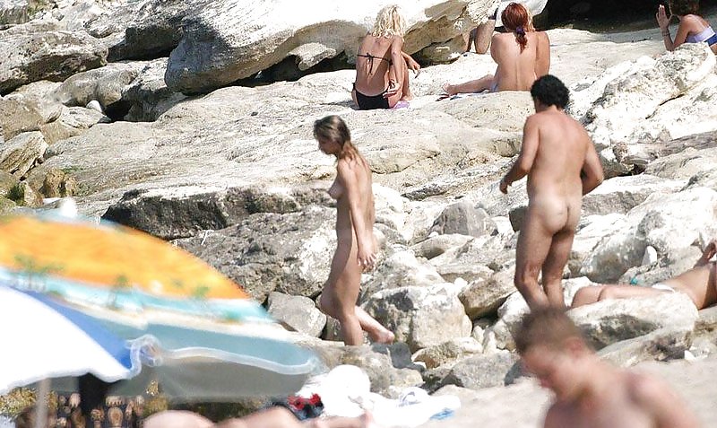 Divertimento sulla spiaggia nudista
 #2458849