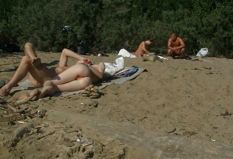 Divertimento sulla spiaggia nudista
 #2458866