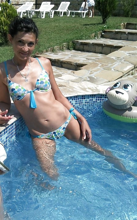 Mommy in bikini nearly flashing her puny knockers #9803011