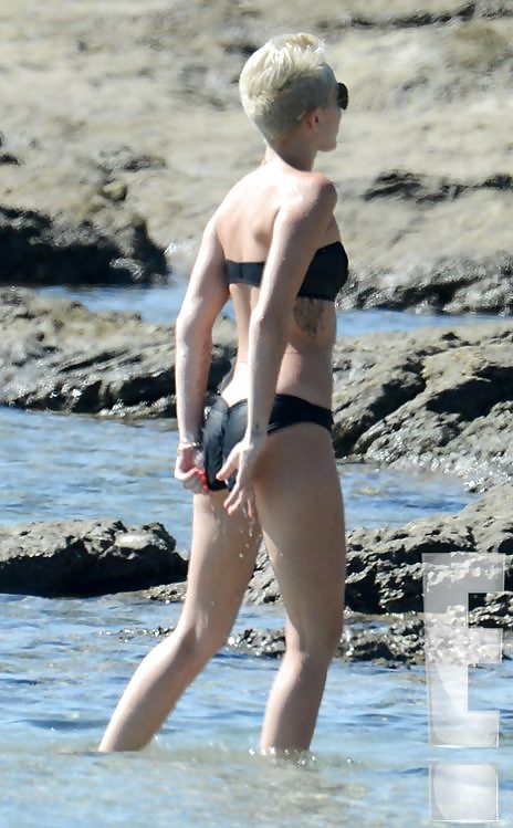 Sexy Miley Cyrus Bikini Strand Yoga Mädchen In Costa Rica 2013 #14356854