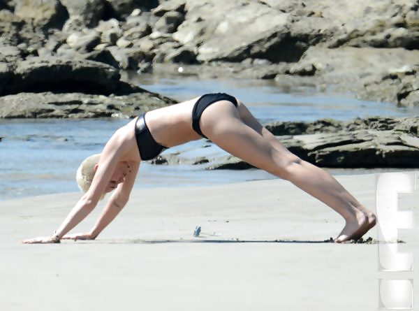 Sexy Miley Cyrus Bikini Strand Yoga Mädchen In Costa Rica 2013 #14356956