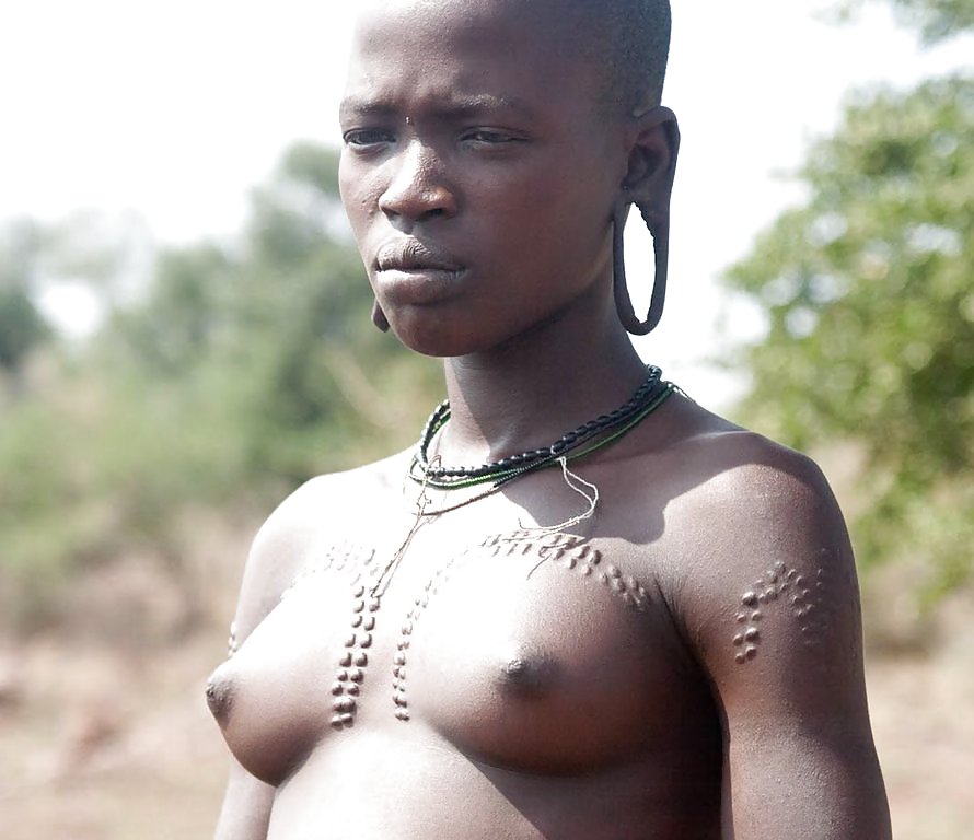 アフリカの伝統的な部族の女の子の美しさ
 #14880644
