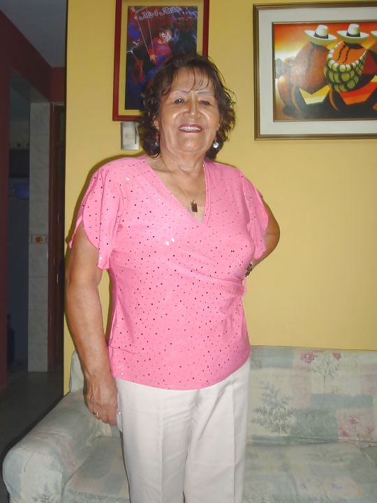 Mütter & Omas Gekleidet #9619136