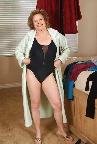 Mütter & Omas Gekleidet #9619145