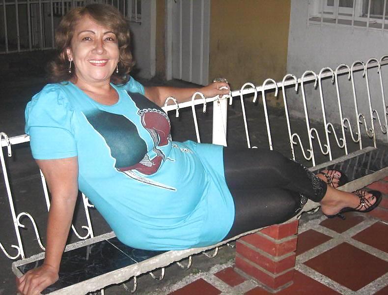 Mütter & Omas Gekleidet #9619157