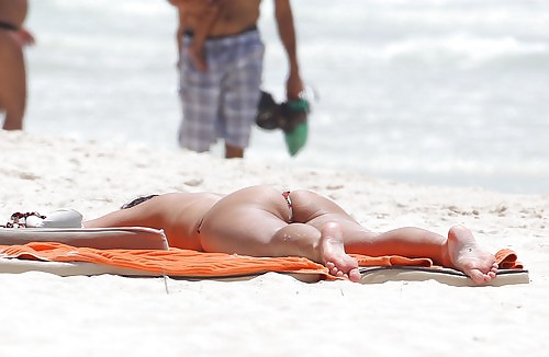 Kelly Brook Topless Mexican Bikini  #22202307