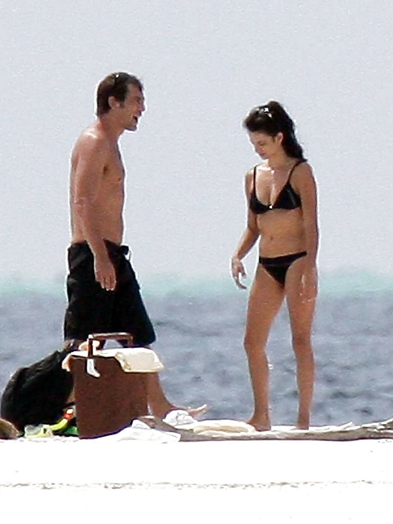 Penélope Cruz Am Strand In Einem Schwarzen Bikini #4681497