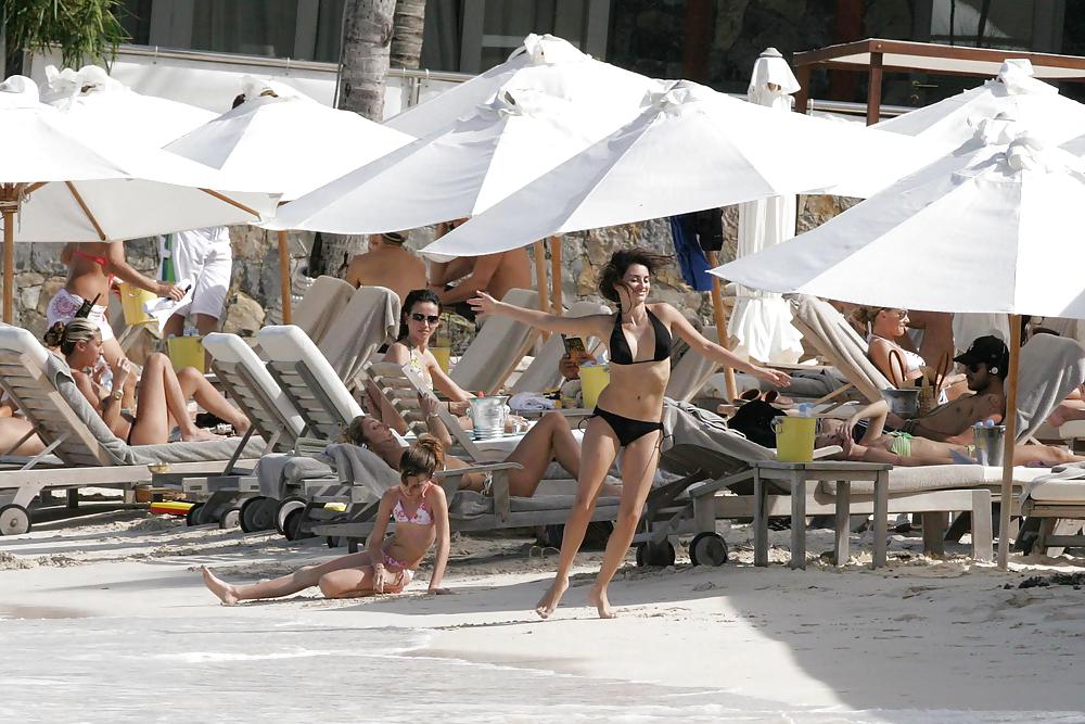 Penélope Cruz Am Strand In Einem Schwarzen Bikini #4681524