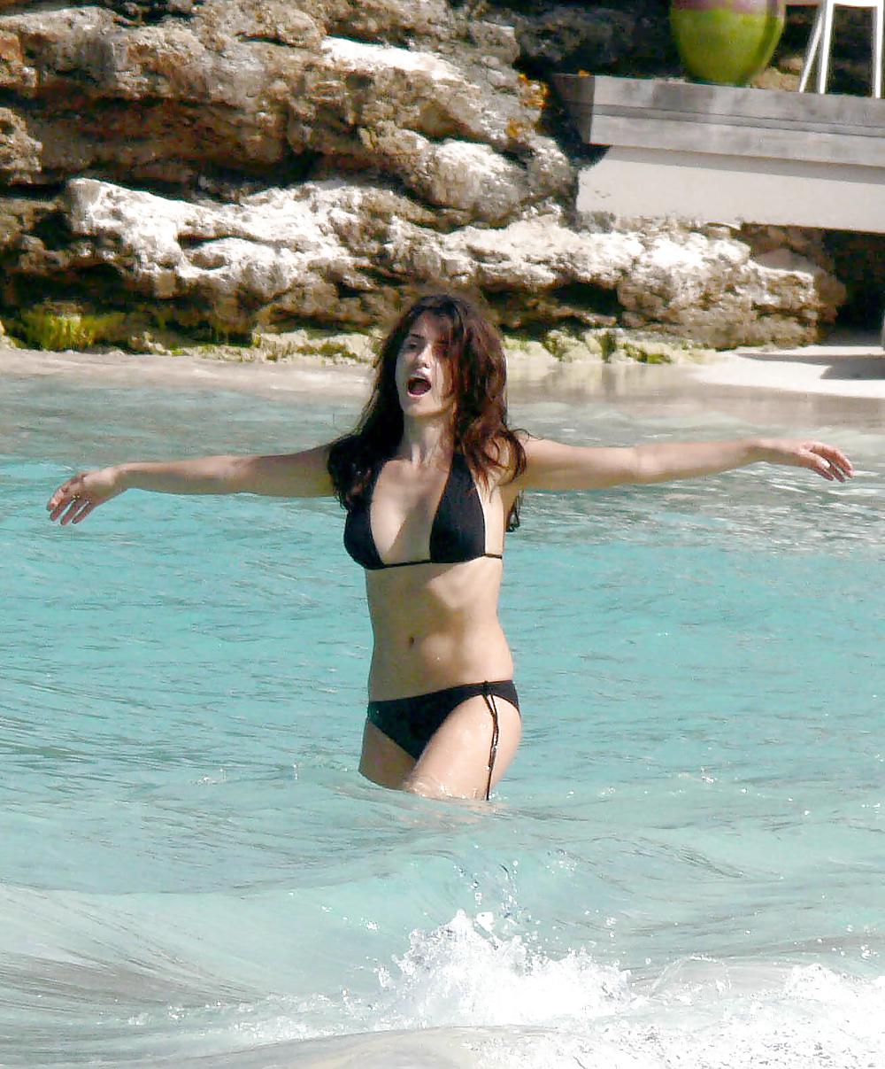 Penelope cruz en la playa en bikini negro
 #4681530