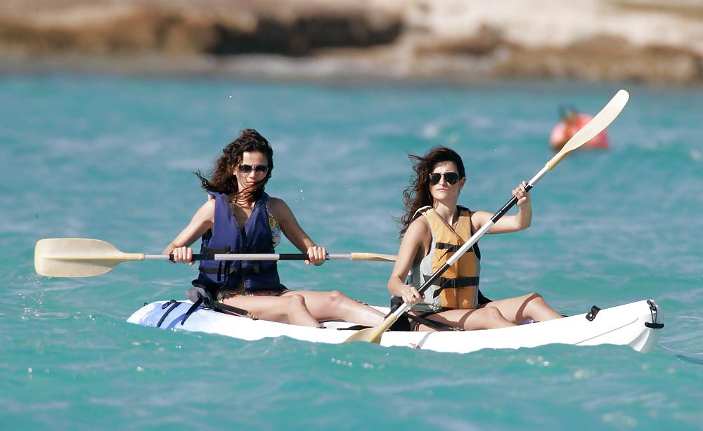 Penelope Cruz Sur La Plage Dans Un Bikini Noir #4681556