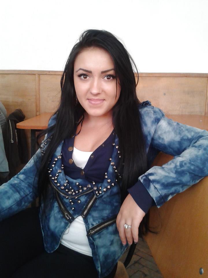 ルーマニア人女性：dorina
 #13486958