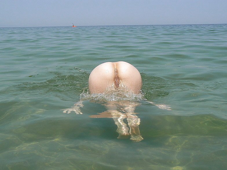 Shapely Asses at the Seaside By Voyeur TROC #9901896