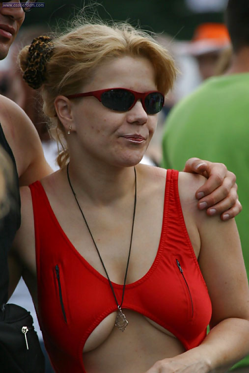 Disparando a los neumáticos de un camión
 #16846270