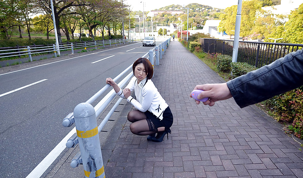 公衆の面前でフラッシュする日本の主婦
 #18587438