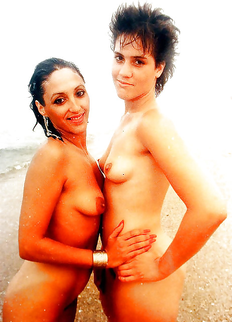 Lesbische Liebhaber An Einem Sonnigen Strand 2 #6034342