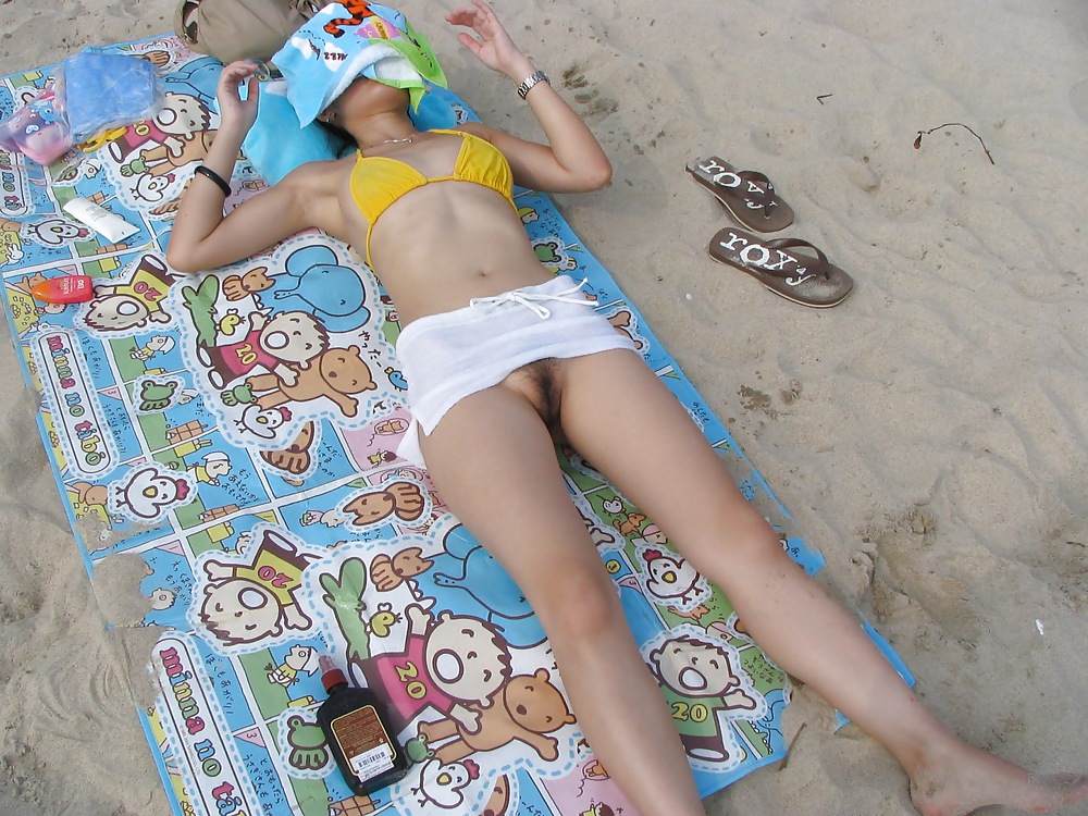 Chica coreana desnuda en la playa
 #10862471