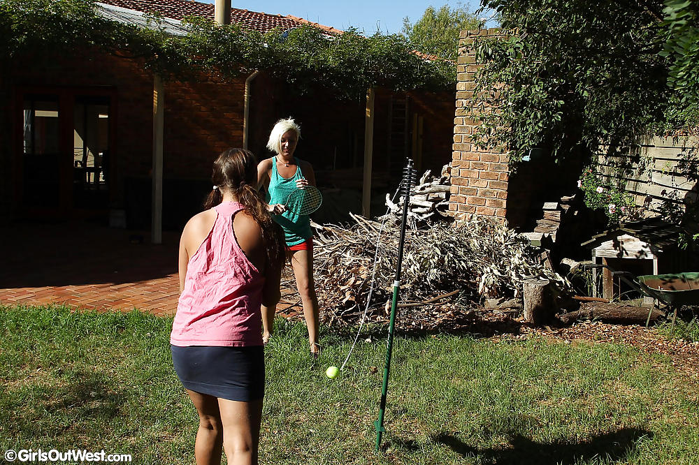Lesbiche australiane che spargono le fighe nel cortile
 #21910665