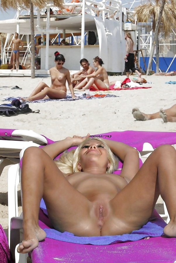 ビーチでマンコを見せる熱い裸の妻たち
 #19249958