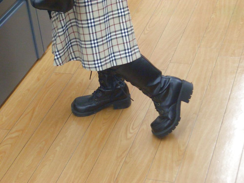 Japanese Candids - Feet in a Store 01 #5955892
