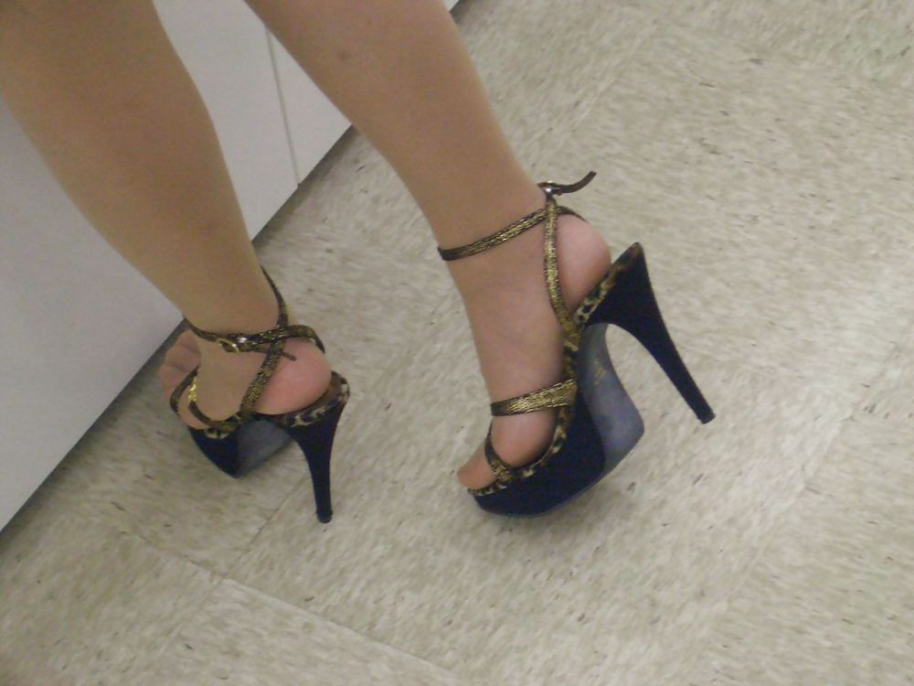 Japanese Candids - Feet in a Store 01 #5955911