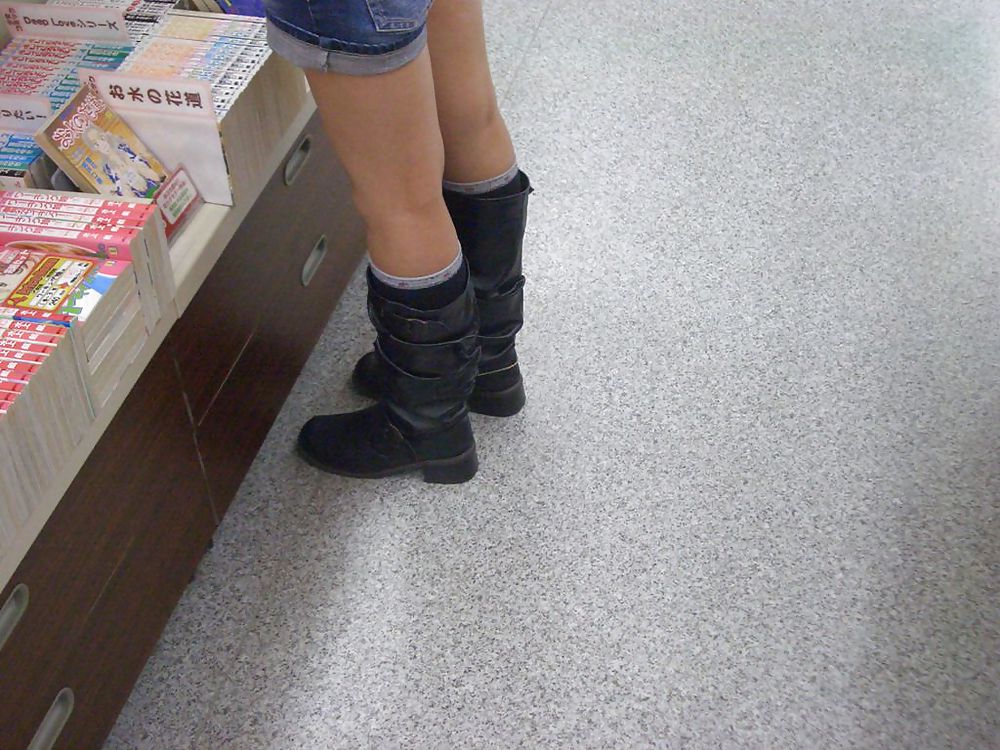 Japanese Candids - Feet in a Store 01 #5955959