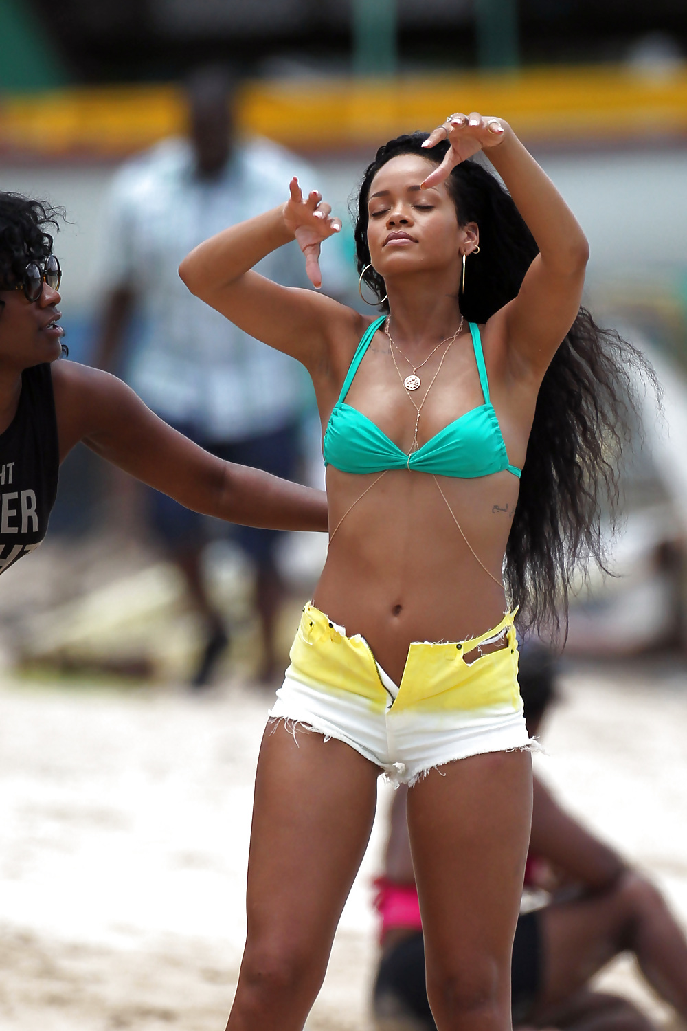 Rihanna filmando anuncio de tv tetas pequeñas en bikini
 #12429160