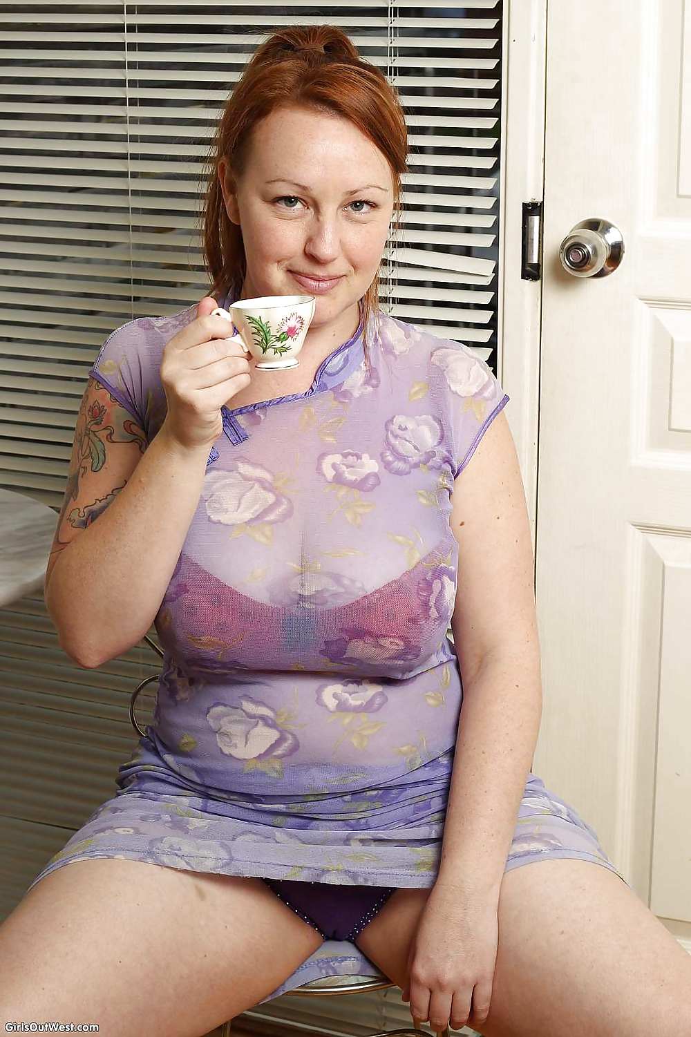 Busty plump amateur spilling tea on her juggs