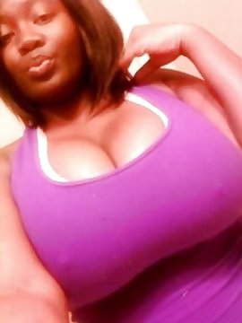 巨大な乳房の黒人女性 2
 #9350836