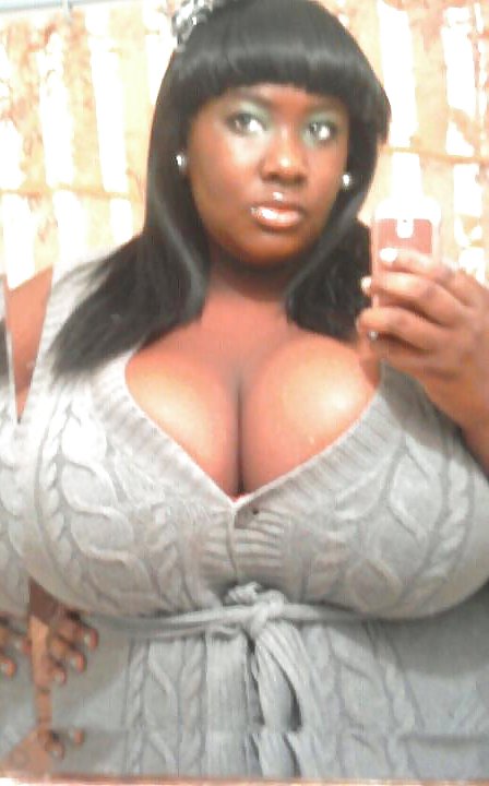 巨大な乳房の黒人女性 2
 #9350866