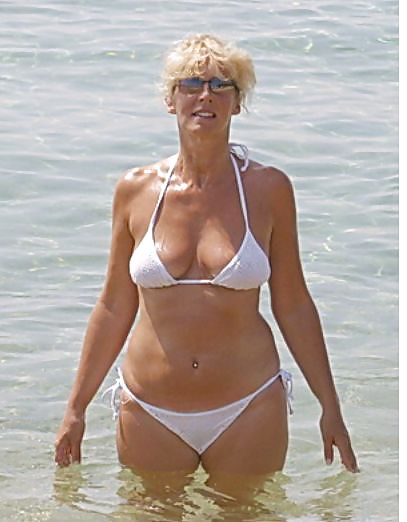 Bikini MILF #10990103