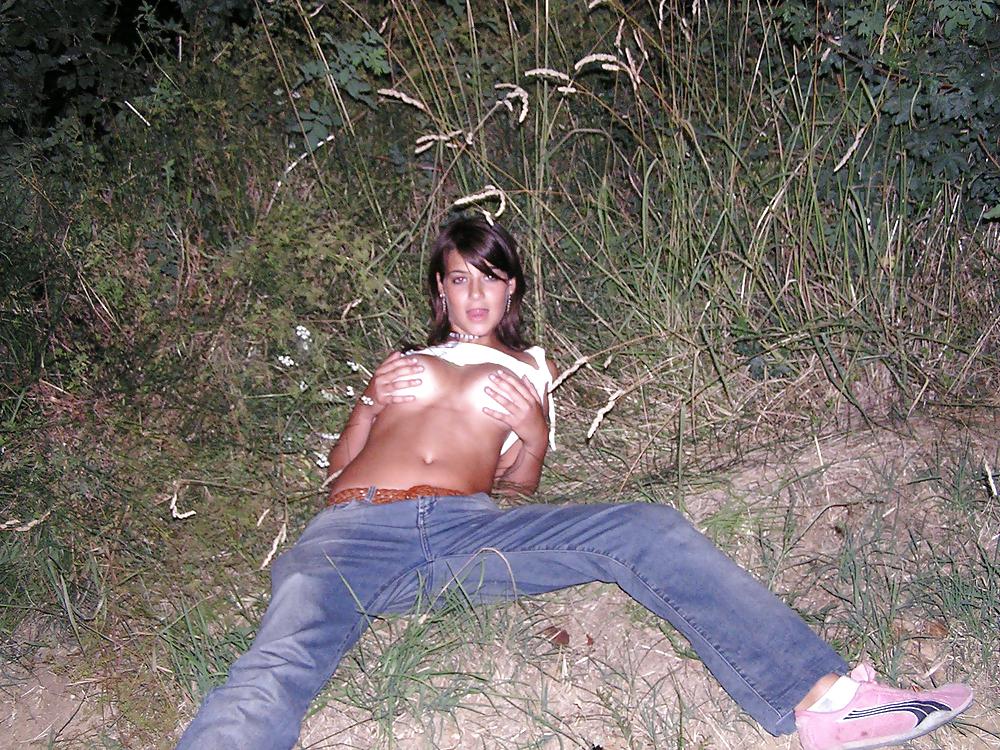 Dos chicas calientes posan al aire libre
 #21763700