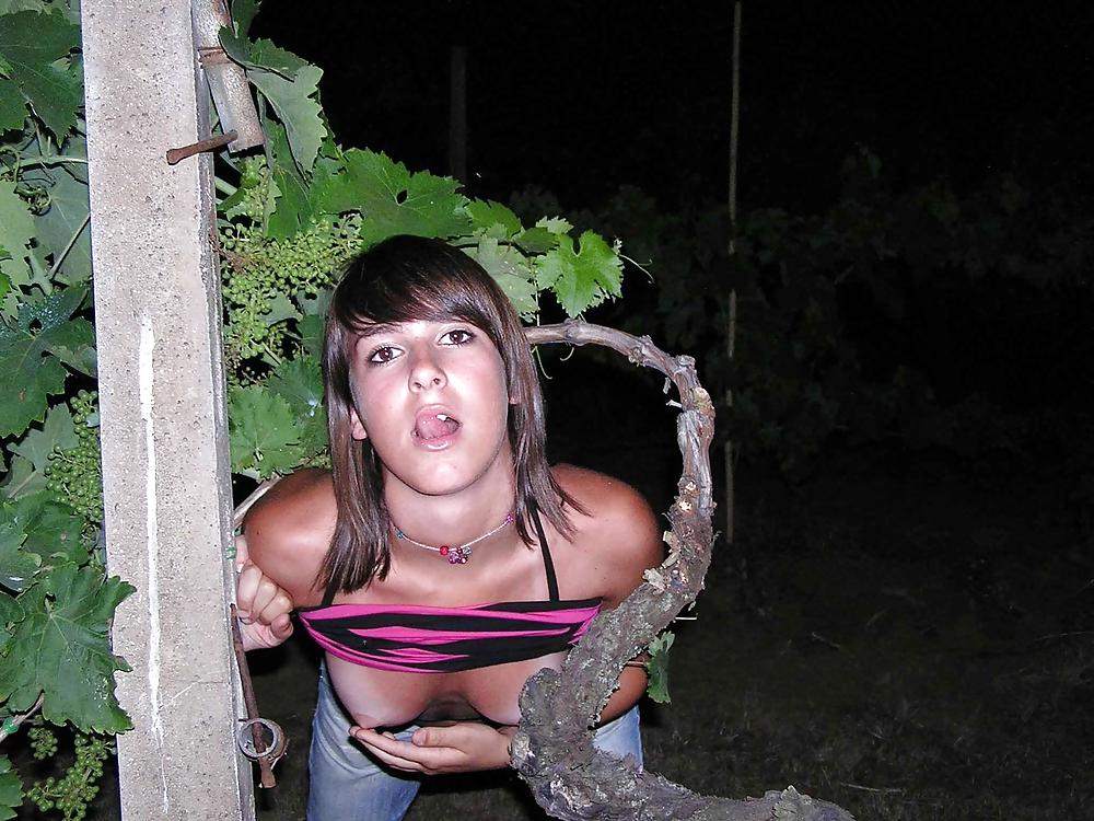 Dos chicas calientes posan al aire libre
 #21763869