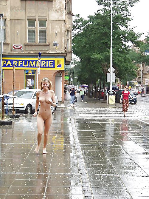Ragazze sotto la pioggia, donne bagnate, splendide.
 #17050518