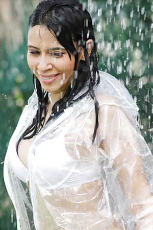 Ragazze sotto la pioggia, donne bagnate, splendide.
 #17050564