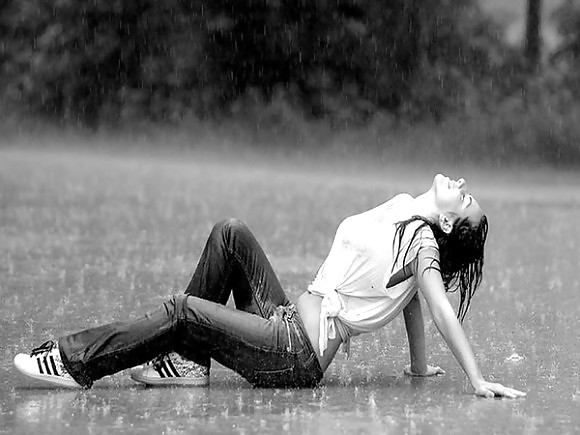 雨の中のベイビー、濡れた女性、ゴージャス。
 #17050573