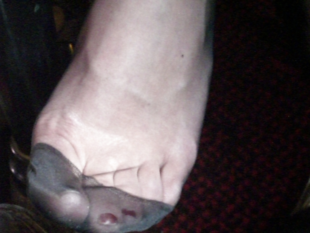 Le mie gambe, i miei piedi sotto il tavolo al ristorante
 #22066979