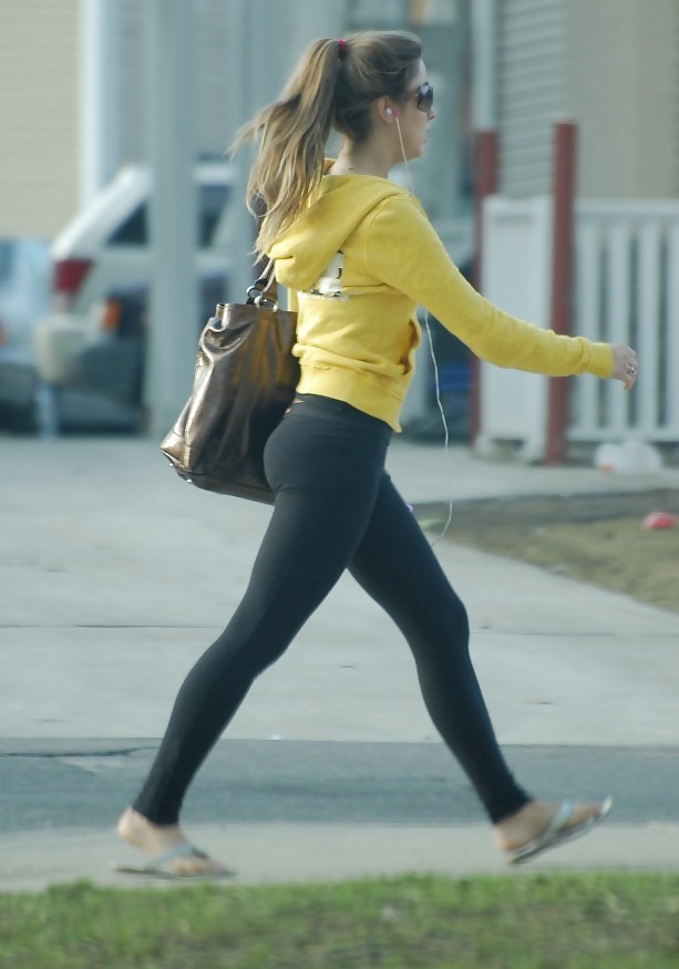 黄色いトップの可愛い子
 #16411042