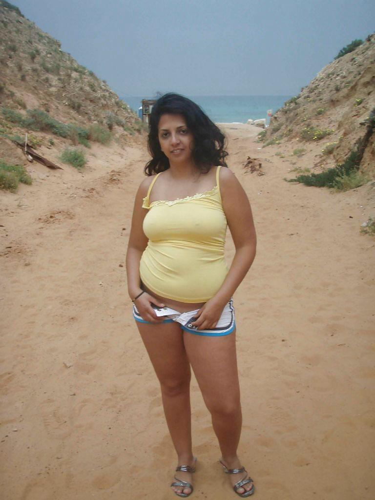 ARAB GIRL ON BEACH #7092528