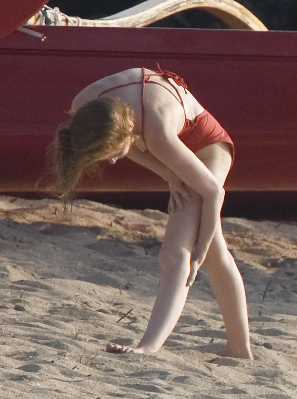 Isla Fisher in Hawaii on beach and in a swimsuit #3696680