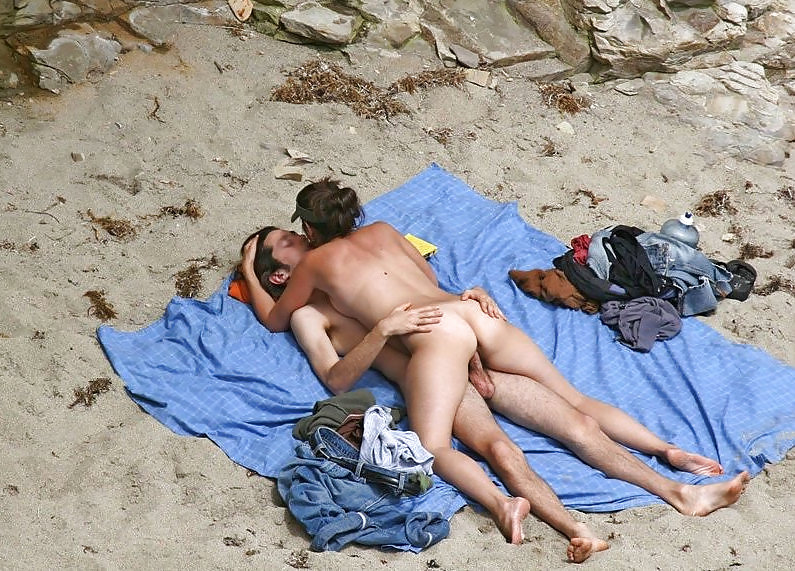 Nudistas en la playa
 #6756413