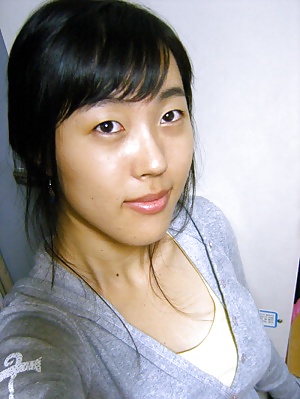 Koreanisches Mädchen Nimmt Selbst Bilder #16364744