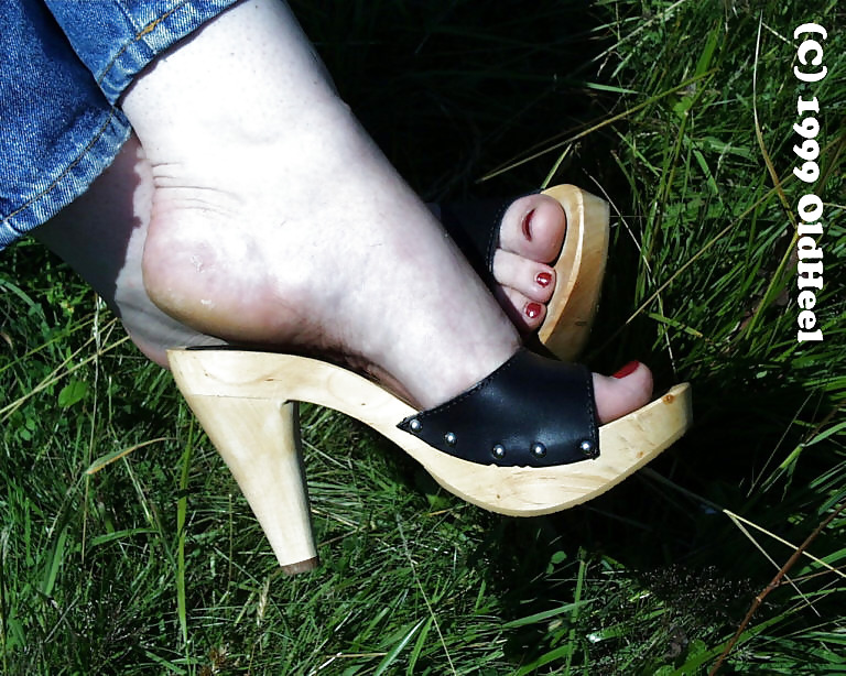 ¡Más pies femeninos usando caramelos !
 #656494