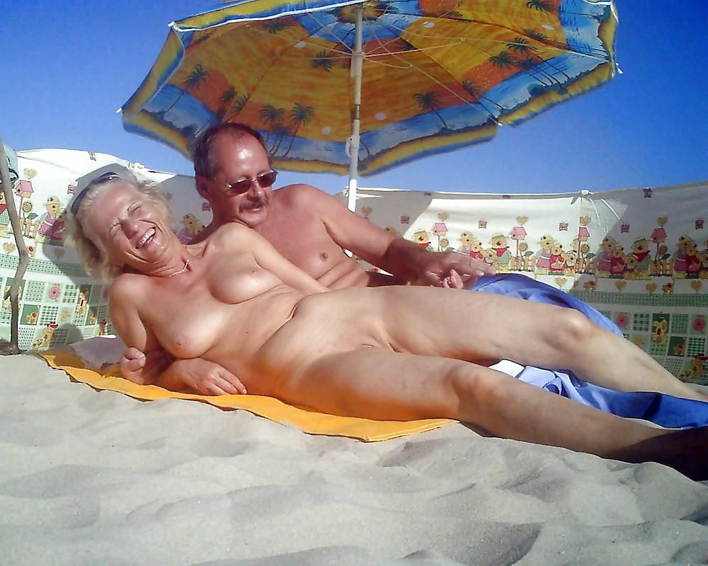 Nudisti maturi in spiaggia
 #623860