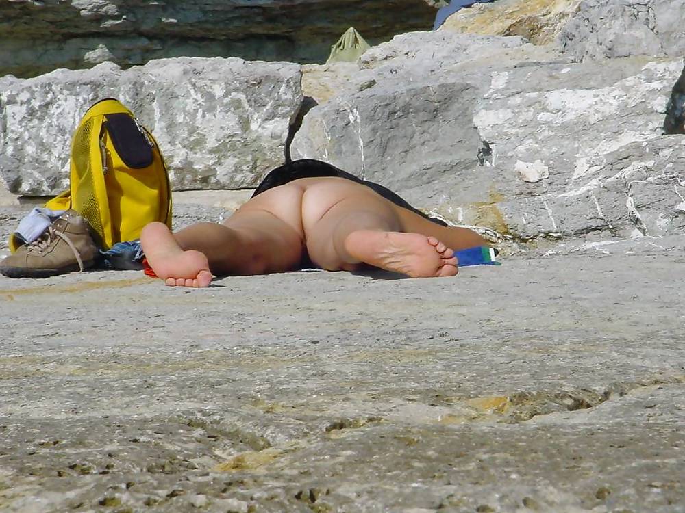 Nudisti maturi in spiaggia
 #624098