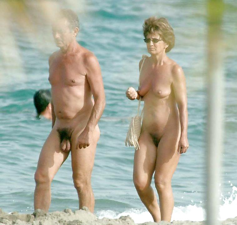 Nudisti maturi in spiaggia
 #624105