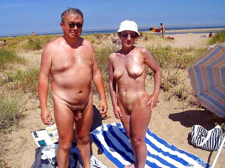 Nudisti maturi in spiaggia
 #624140